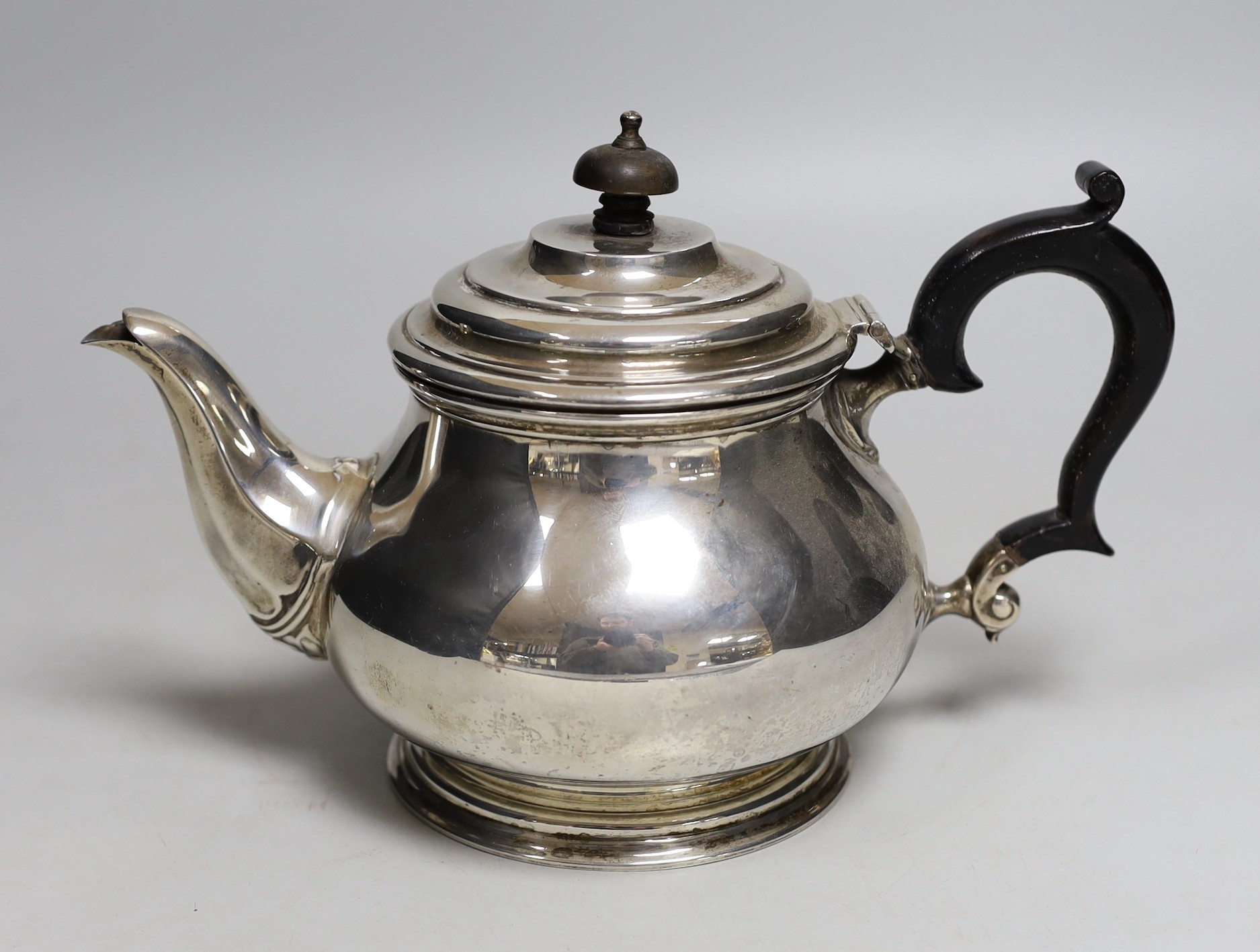 A George V silver baluster teapot, Goldsmiths & Silversmiths Co Ltd, London, 1924, gross weight 18.9oz.